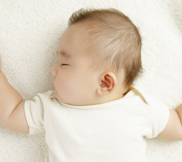 引起宝宝睡偏头的主要原因