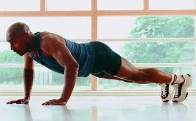 俯卧撑主要锻炼哪里的肌肉