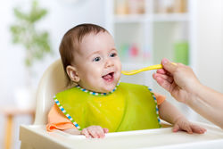 初生婴儿补钙吃什么好呢