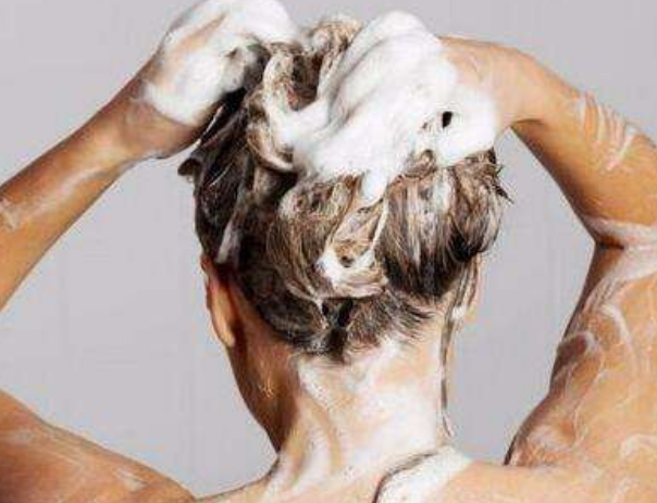 女性晚上洗头，头发没干就睡有哪些危害？